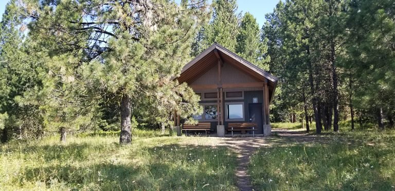 A welcome warming shelter offers big views and opportunity to unthaw and take in views of the Blue Mountains